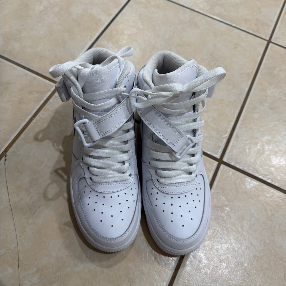 Nike Airforce 1s Mid (Big Kids) Size 6Y